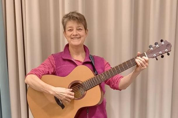 Hiltrud Allhoff mit Gitarre