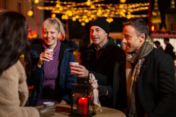 Vier Personen genießen Glühwein. © Paul Prescott - depositphoto.com